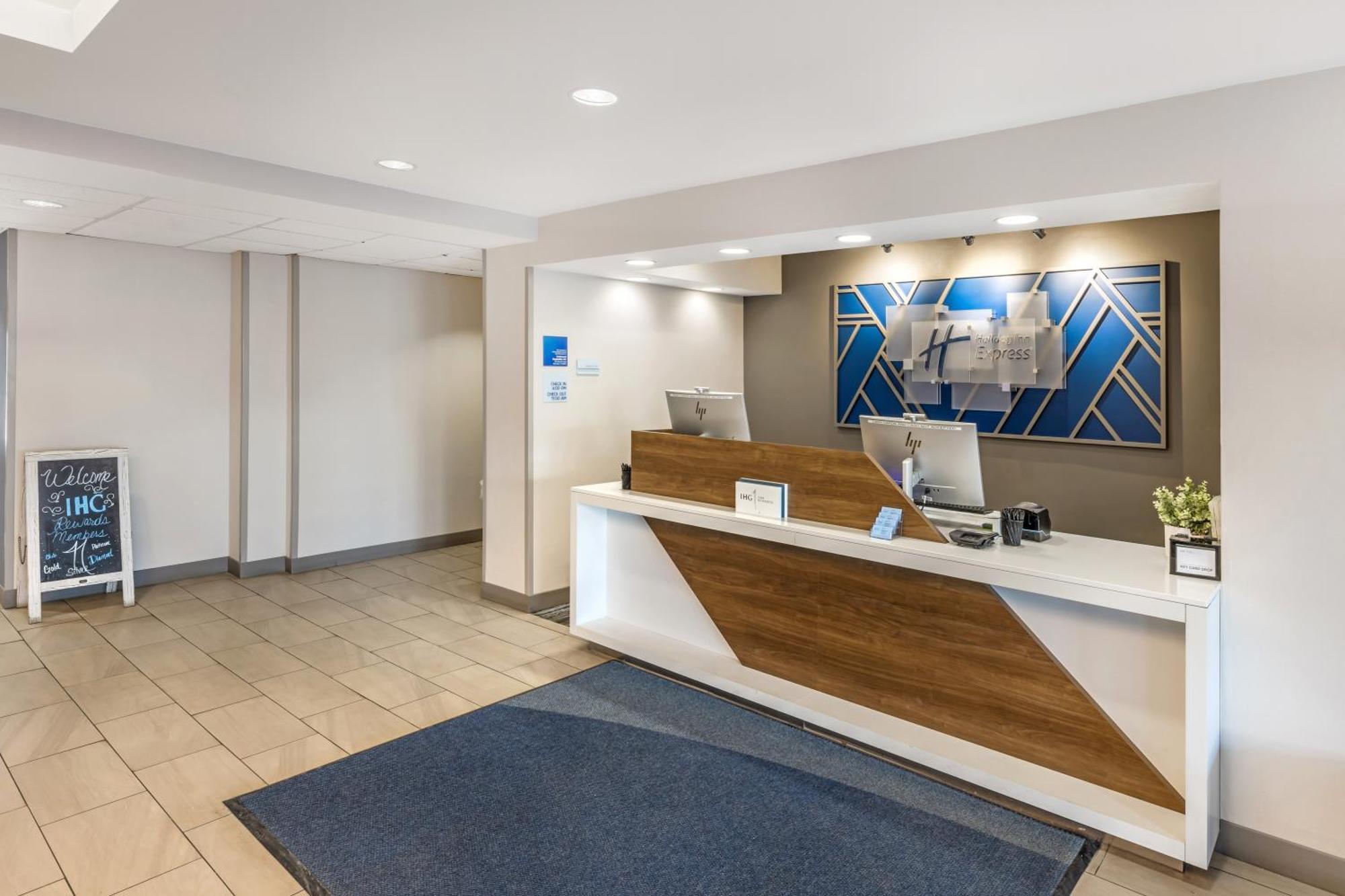 Holiday Inn Express Crestwood By Ihg Eksteriør bilde