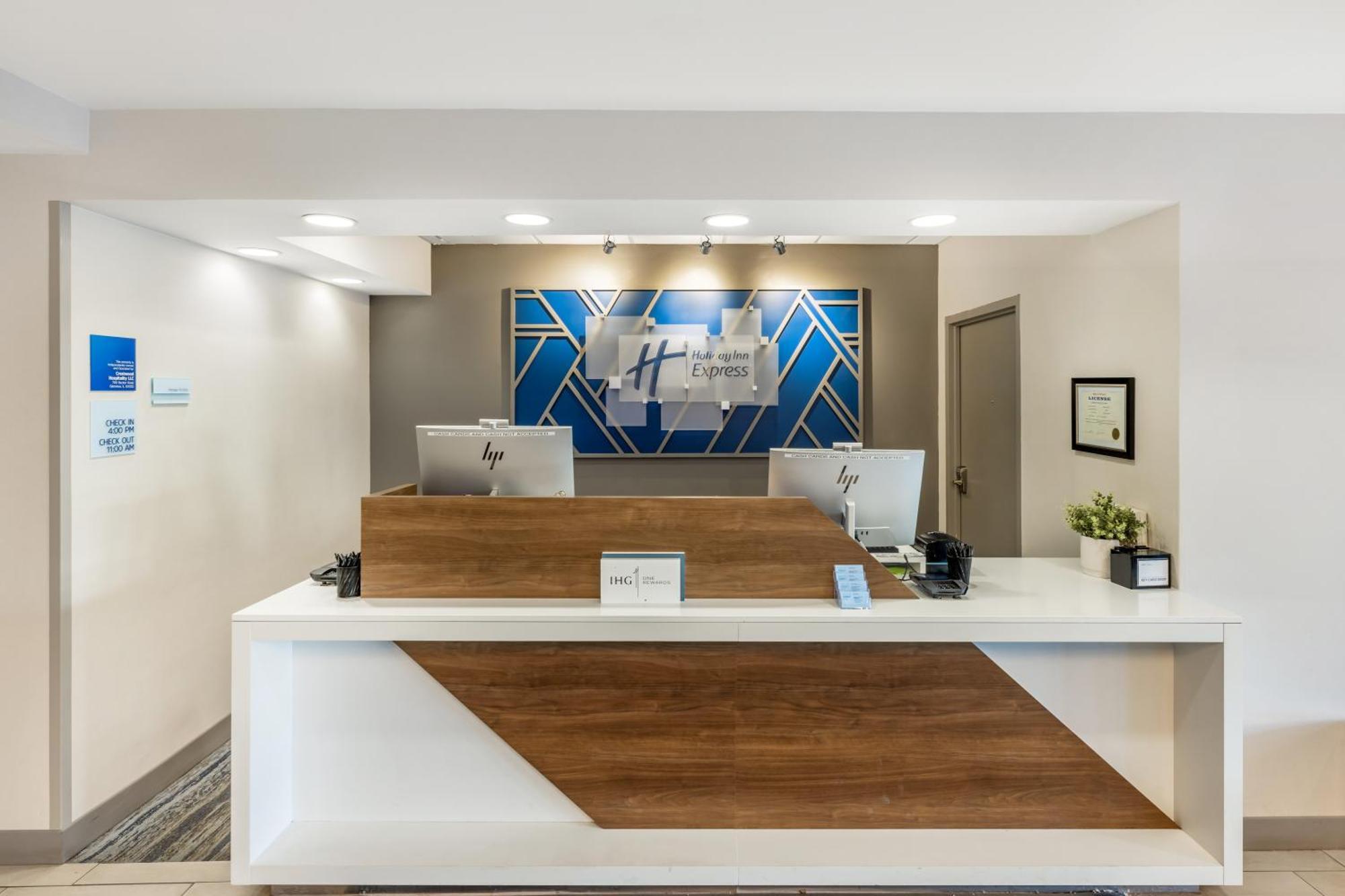 Holiday Inn Express Crestwood By Ihg Eksteriør bilde